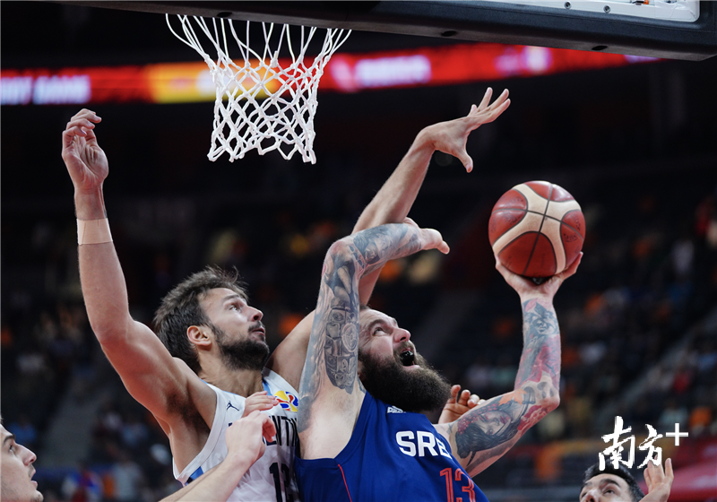 穆古鲁扎在塞尔维亚队比赛中爆冷，爆冷引发热议！引发球迷热议