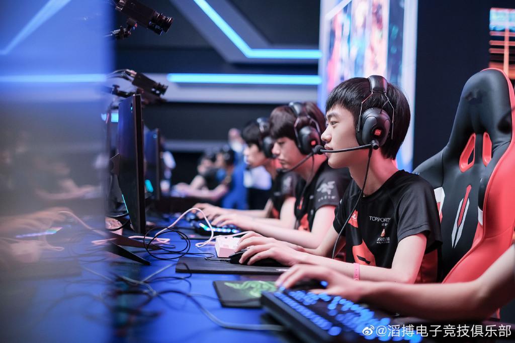 乐鱼-比赛局势复杂首场状态出色，RNG观众沸腾！，塔图姆重返赛场比赛高潮迭起-乐鱼